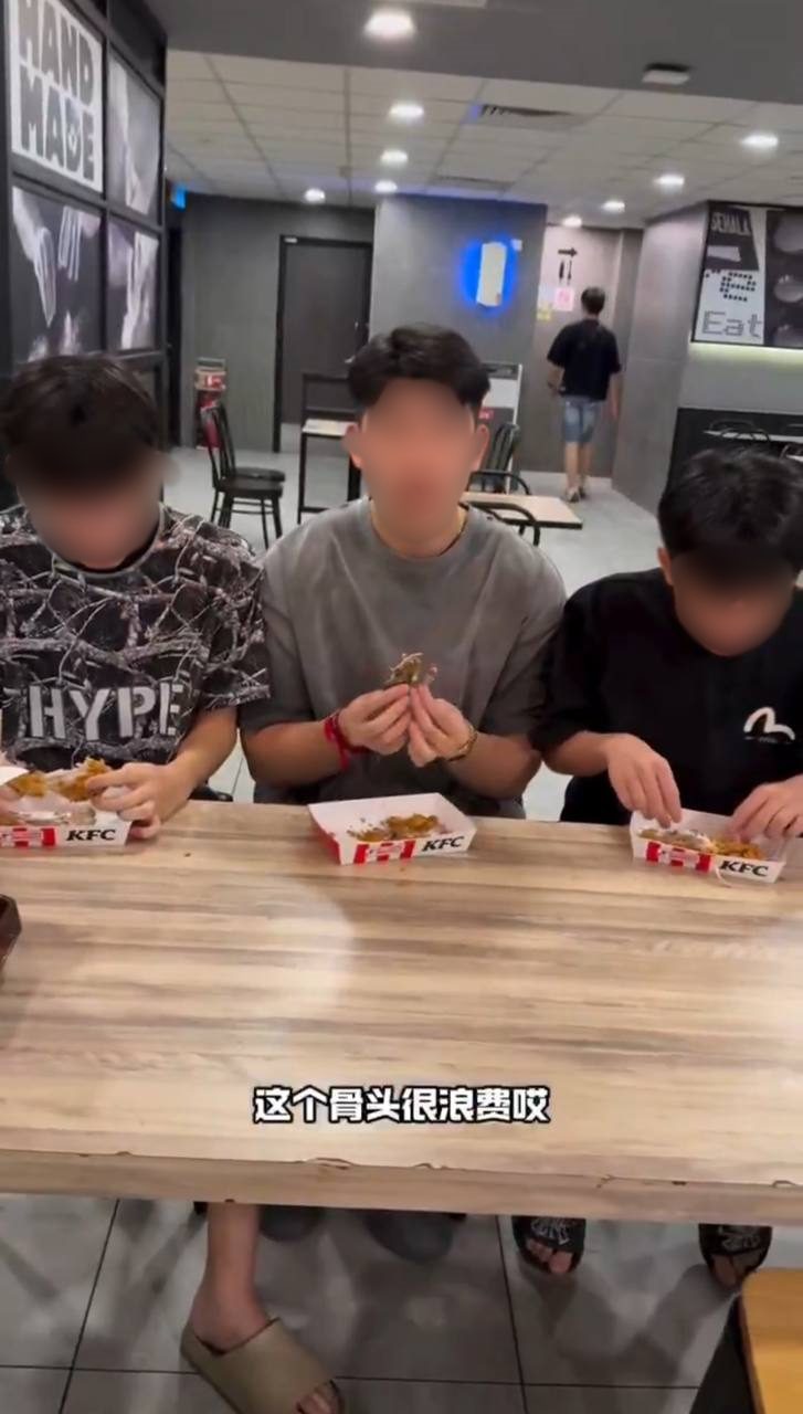 Aluk and two other influencers eating fried chicken