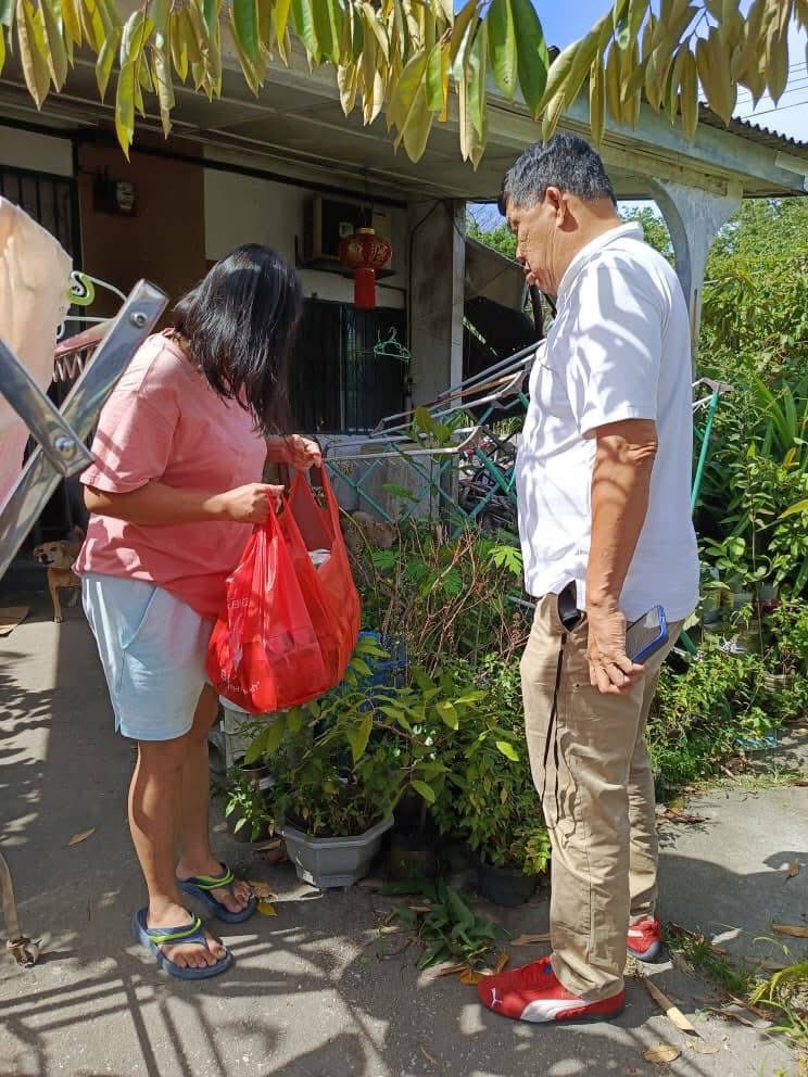 uncle kentang giving supplies to people in need