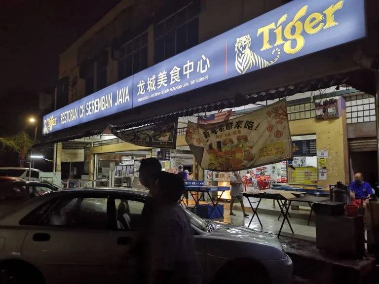 [VIDEO] Two M'sian Men Allegedly Intimidate And Throw Glass Bottles At Reporters Covering BN Campaign Trail