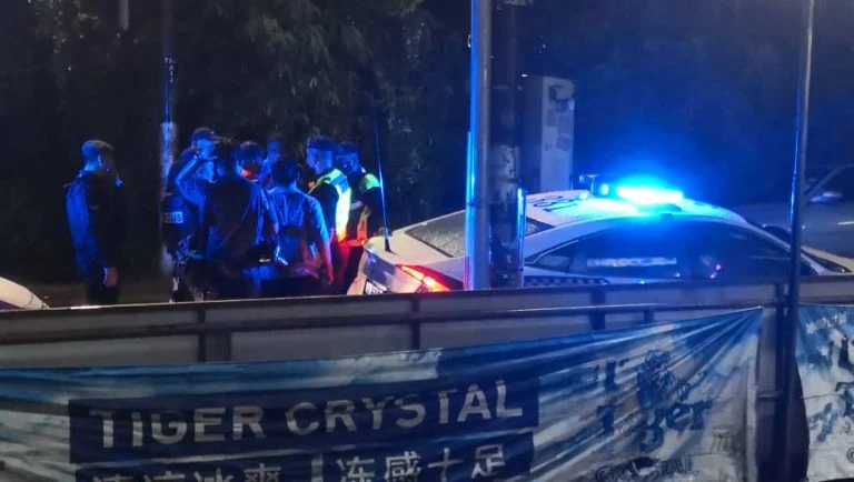 [VIDEO] Two M'sian Men Allegedly Intimidate And Throw Glass Bottles At Reporters Covering BN Campaign Trail