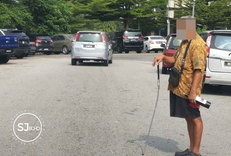 Blind Uncle Seen Asking Bystanders For Money In KL, Scolds Them If They Refuse To Do So