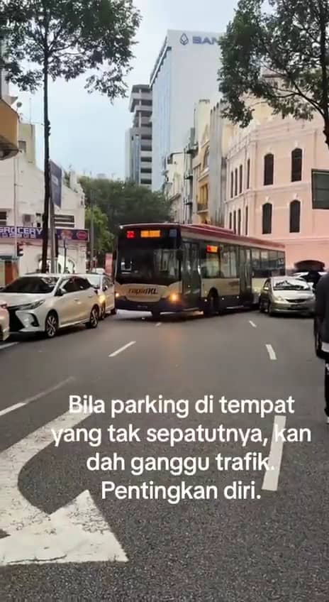 RapidKL was stucked between two car at an intersection