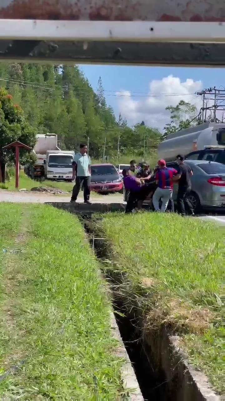 Public stopping the man from fleeing away
