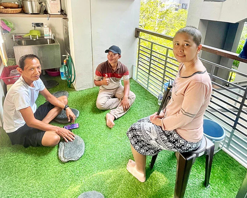 Chen Daimei family with Purwati - sponsored Wati's brain tumour surgery over RM200k