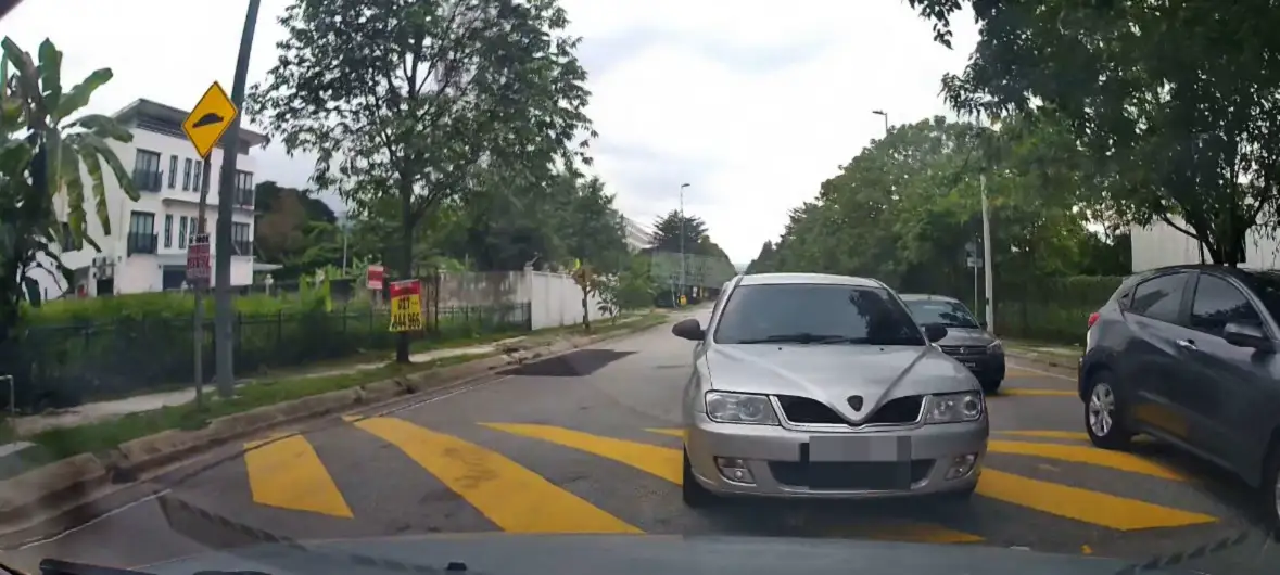 Proton Waja Stubbornly Stays In Wrong Lane But Eventually Reverses After M'sian Driver Stands Firm