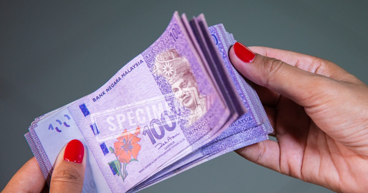 woman counting ringgit