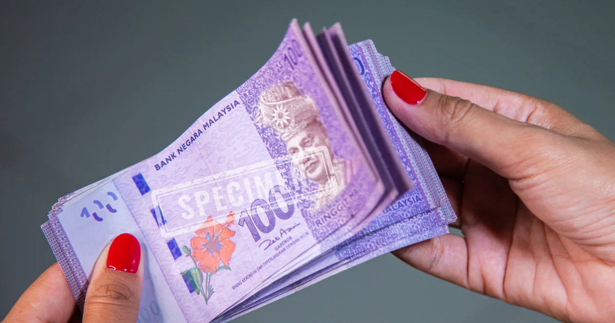 woman counting ringgit