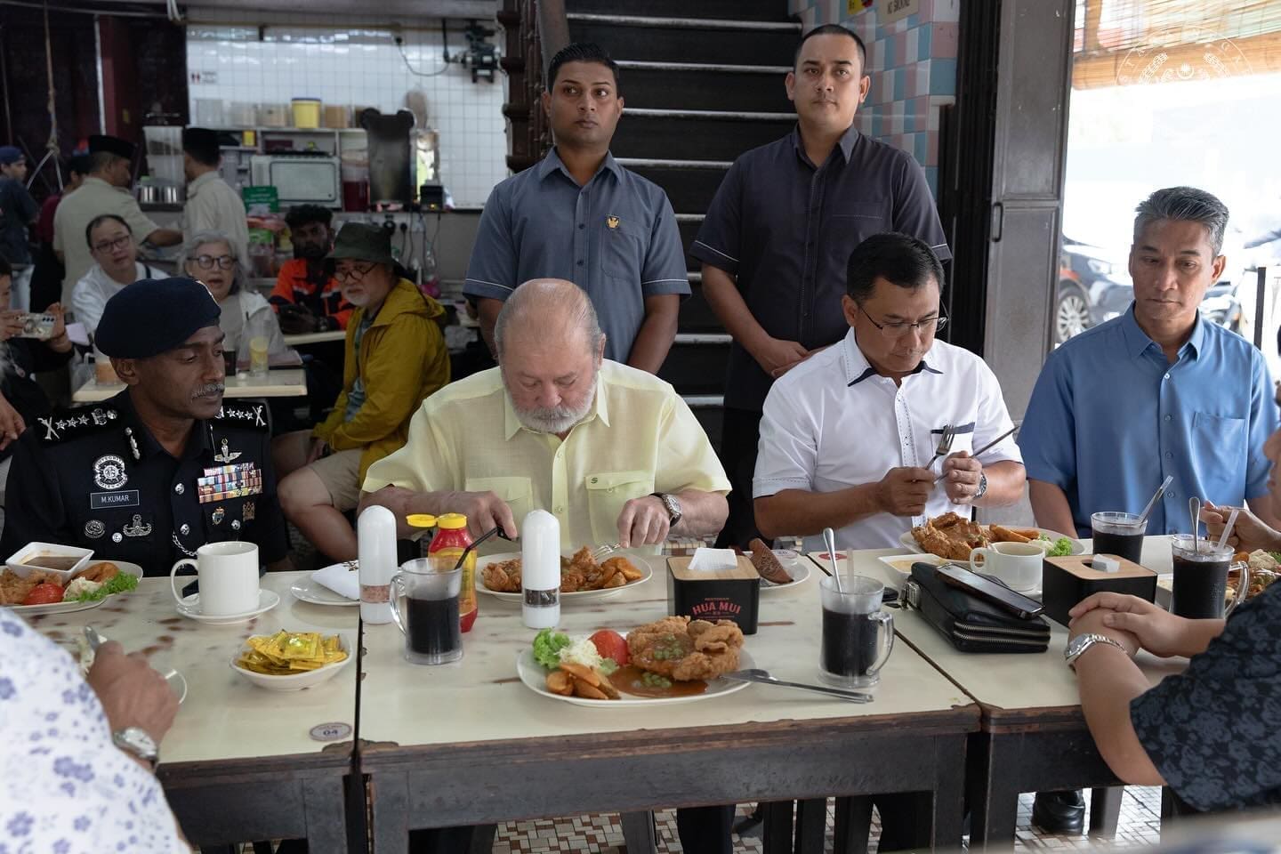 Yang di-Pertuan Agong Has Hainanese Chicken Chop For Lunch At Chinese Restaurant In JB 2