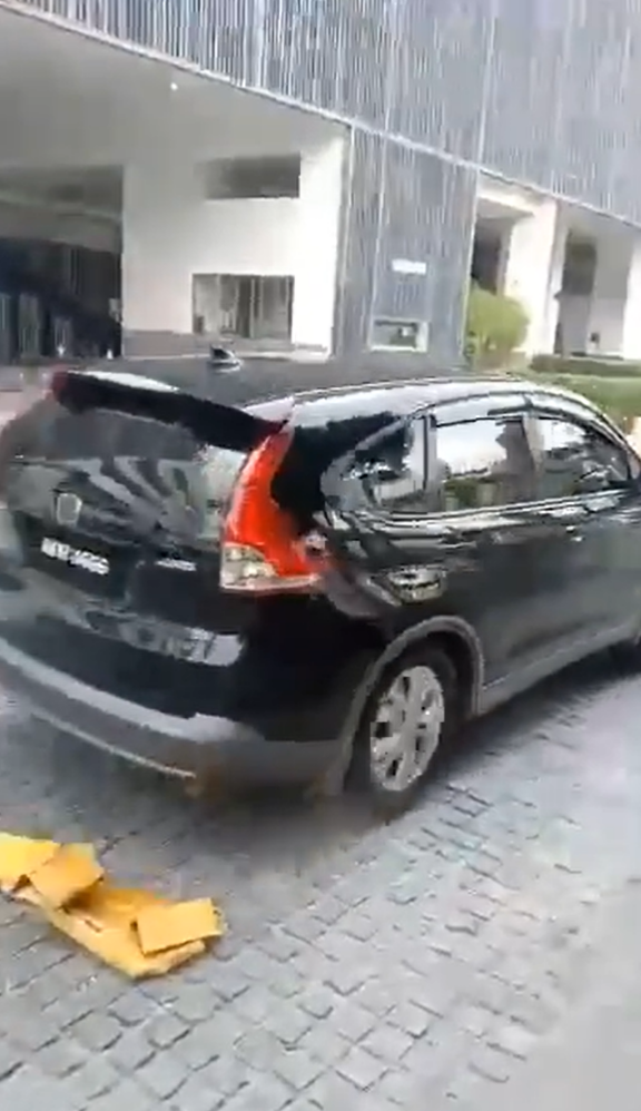 [video] man wrecks his own car to avoid paying rm50 clamping fee | weirdkaya