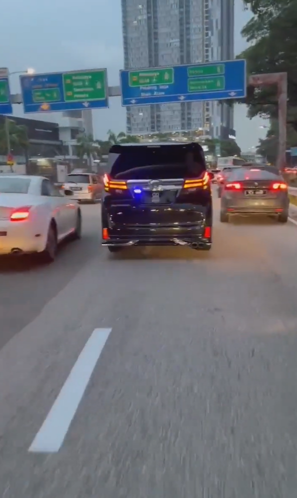 [video] vellfire uses police siren to skip jam, netizens demand stern action be taken